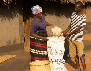 Malawi. Stopp matsvinn. Lagrer mat i et varehus. Foto: WFP / Badre Bahaji. 